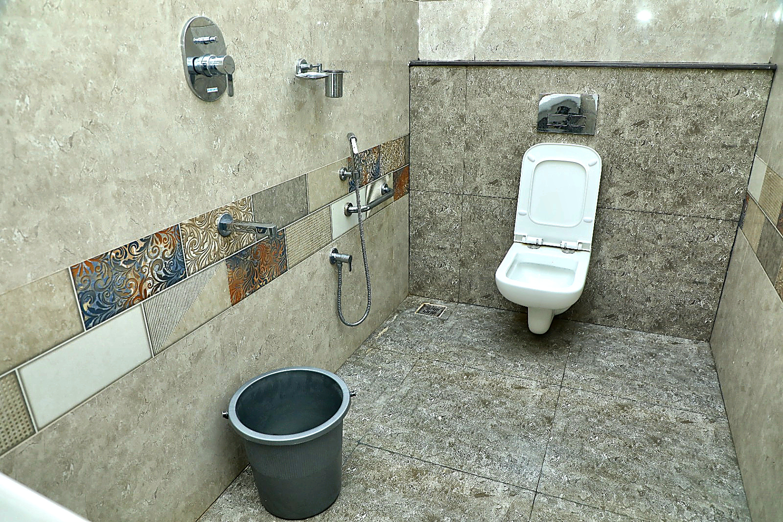 Clean Attached Bathroom with Commode & Geyser - Hotel Priso Puducherry